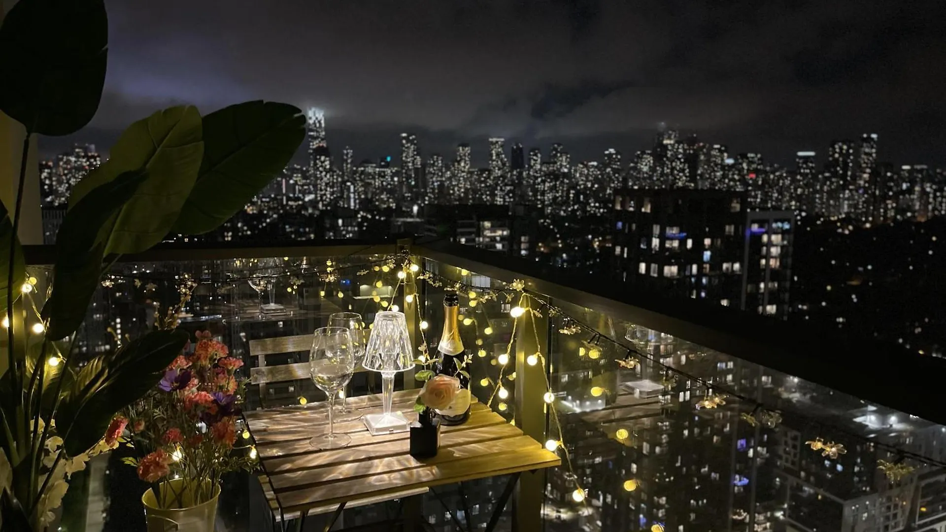 Deluxe Penthouse Two Bedrooms Suites Skyline Cn Tower Lakeview Dt Toronto Infivilla