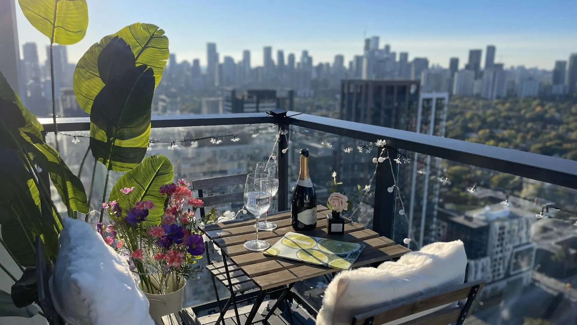 Deluxe Penthouse Two Bedrooms Suites Skyline Cn Tower Lakeview Dt Toronto Infivilla 0*,  Canada