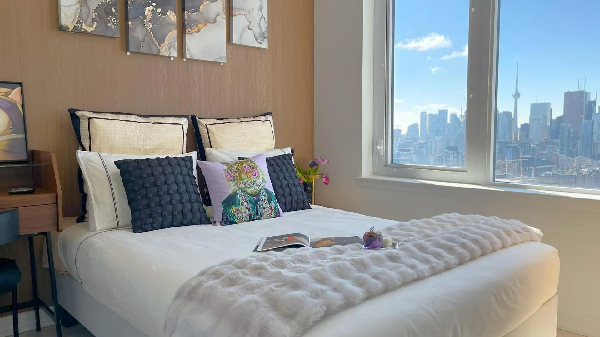 Deluxe Penthouse Two Bedrooms Suites Skyline Cn Tower Lakeview Dt Toronto Infivilla