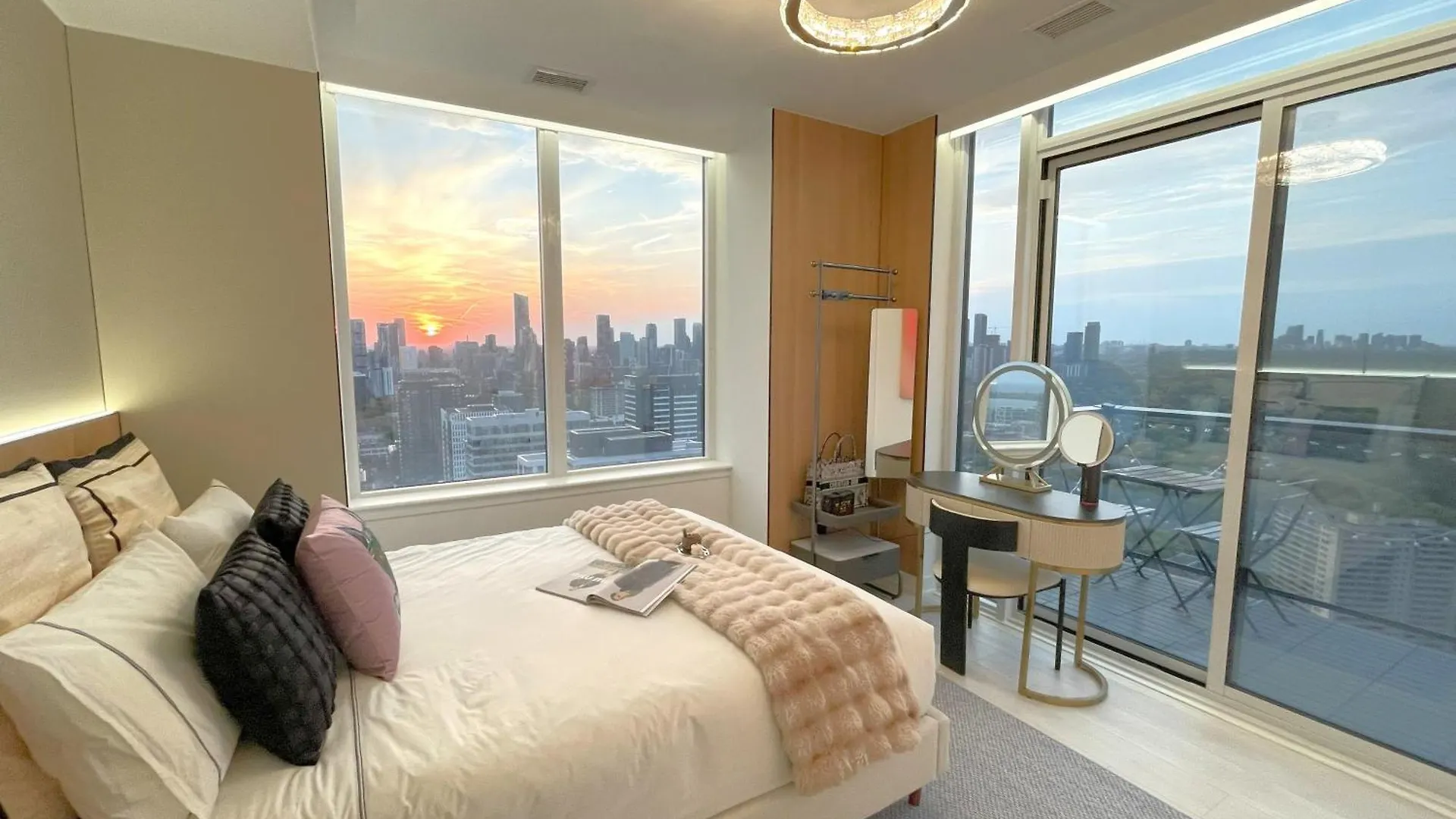 Deluxe Penthouse Two Bedrooms Suites Skyline Cn Tower Lakeview Dt Toronto Infivilla