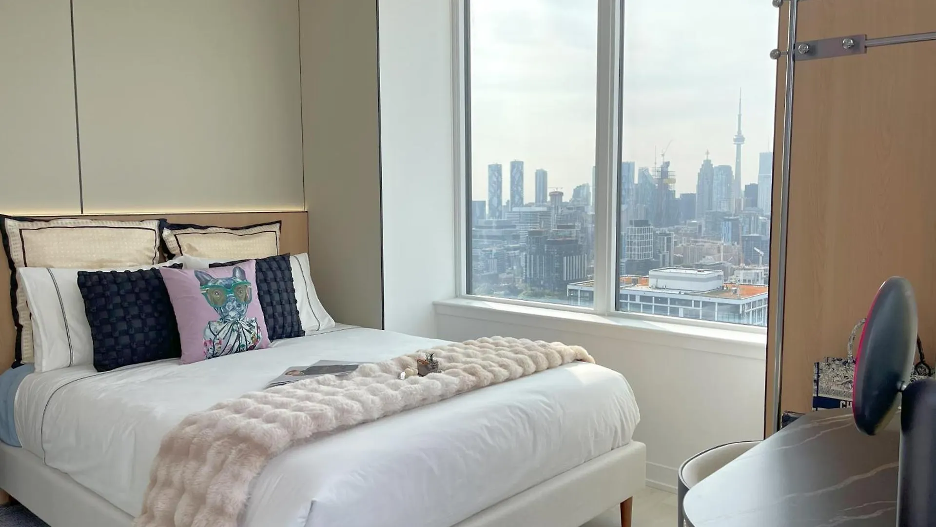 Deluxe Penthouse Two Bedrooms Suites Skyline Cn Tower Lakeview Dt Toronto Infivilla Aparthotel