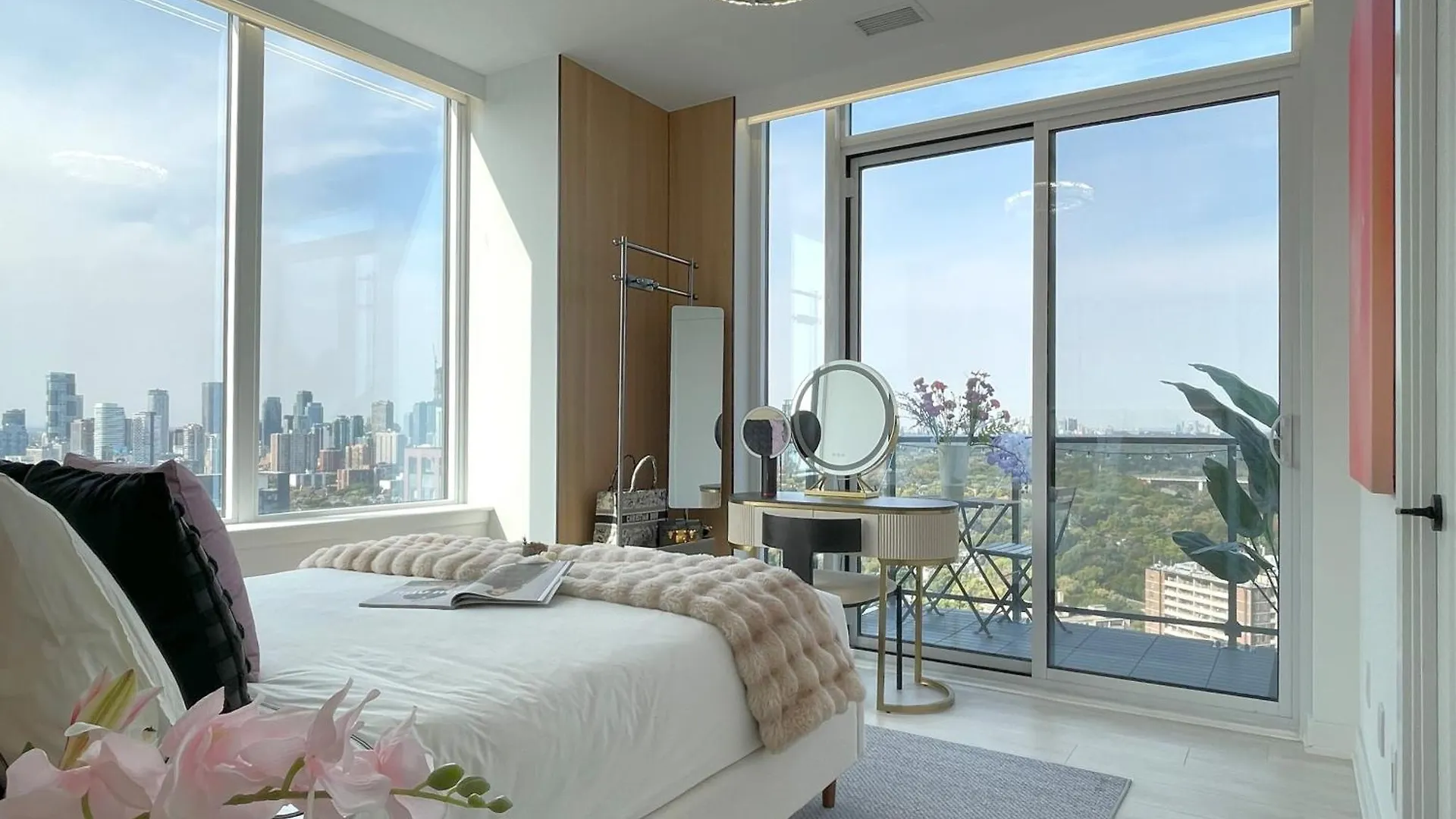 Deluxe Penthouse Two Bedrooms Suites Skyline Cn Tower Lakeview Dt Toronto Infivilla Canada